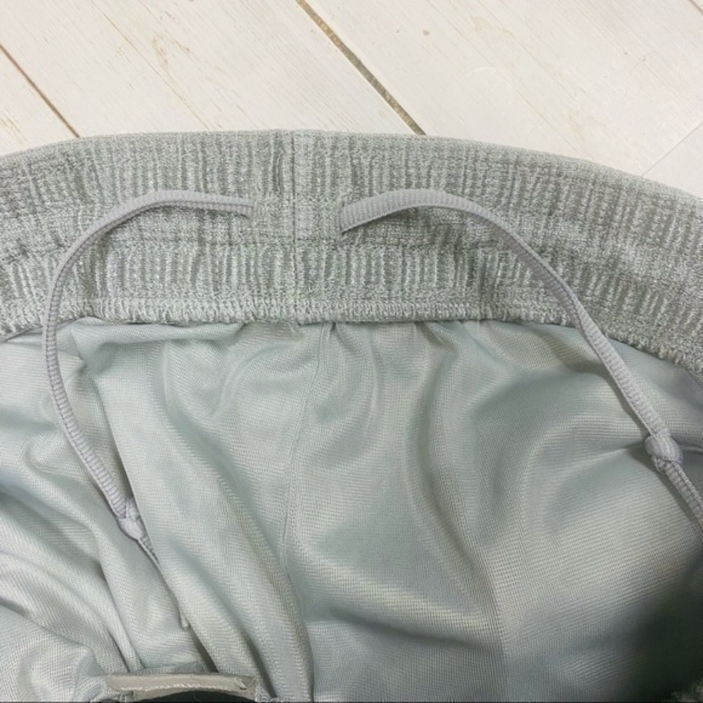 Nike Mens Silver Mesh Lined Athletic Shorts, Size Medium - Picture 7 of 8